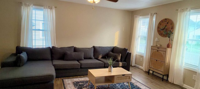 Modern 3BR Duplex - Sleeps 6 - Off-Street Parking in Springfield
