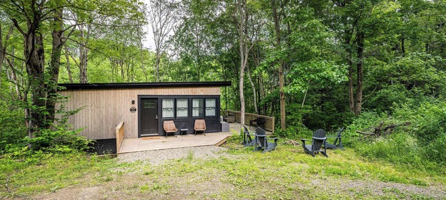 Modern Tiny Home, Wraparound Deck in Great Valley