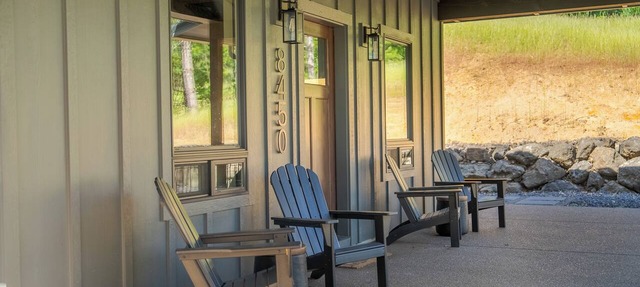 Moody 2-bedroom private cabin minutes from Spirit Mountain casino in Willamina