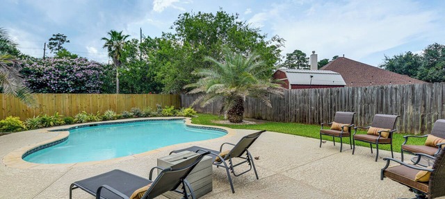 Near Splashtown & The Woodlands! Poolside Retreat in Tomball