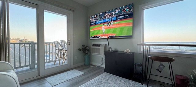 Ocean Front Penthouse Suite Magnificent Oceans views & King Bed in Hampton