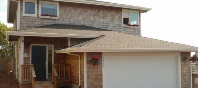 Ocean View with 3 Master Suites in Roads End! in Lincoln City