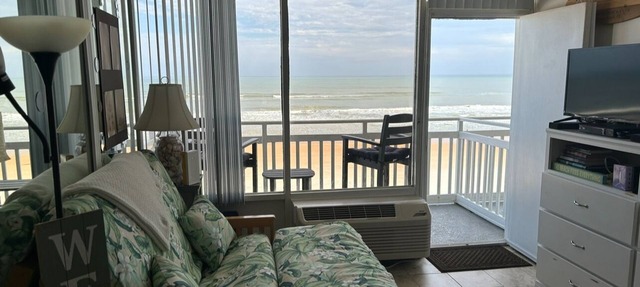 Oceanfront Studio - “also can’t get closer to the beach” View, comfy and clean! in Ormond Beach