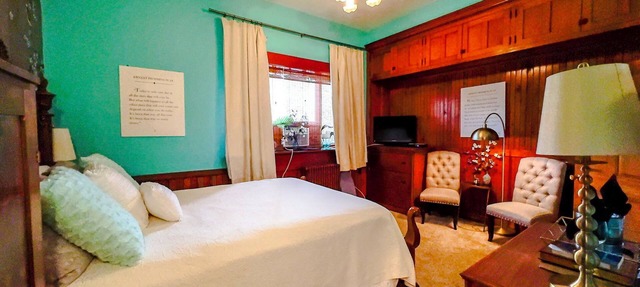 Old Library Inn - Hemingway Room in Olean