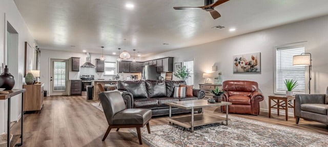Peaceful Acre - Cozy house with beautiful backyard in Ada