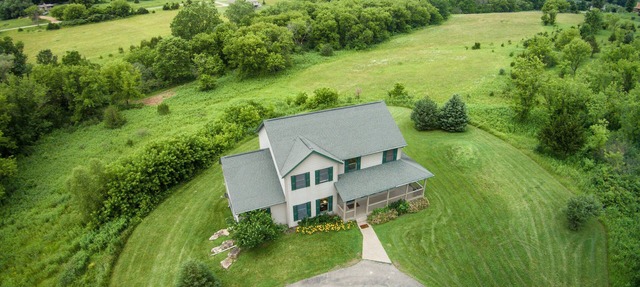 Private 2 acres, Huge Deck, Hot Tub, Fitness Room, Movie Room & Pool Table in Galena