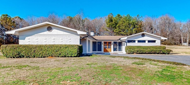 Private acreage with mountain views, alfresco dining, & grill - near Webb Lake in Calhoun