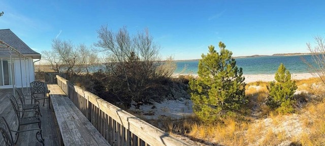 Private beachfront escape on Coffins Beach w/amazing views & private beach in Gloucester