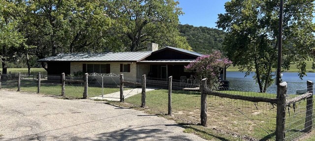 Private cabin on 10 acre lake with great bass fishing, 4.5 miles from Boerne in Boerne