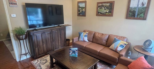 Private Condo in the Heart of Historic Downtown San Marcos , Wi-Fi , Pool in San Marcos