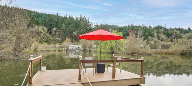 Private Pond & Dock! Cozy Cabin in Southern Oregon in Oakland
