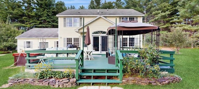 Private spacious mountain view w/beach rights, hot tub, spacious deck & firepit in Ossipee