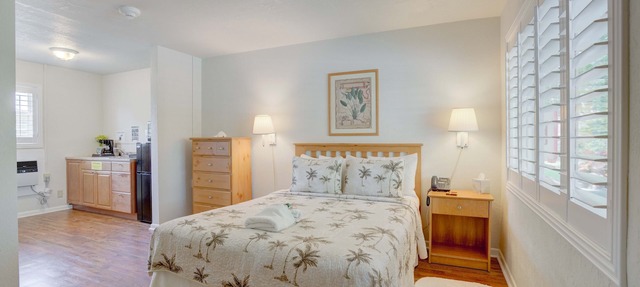 Queen Bed, Kitchenette, Free Parking - Room 1 in Tequesta