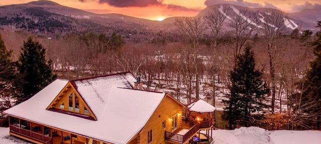 Rediker Retreat- Authentic Riverfront Luxury Log Home in Newry