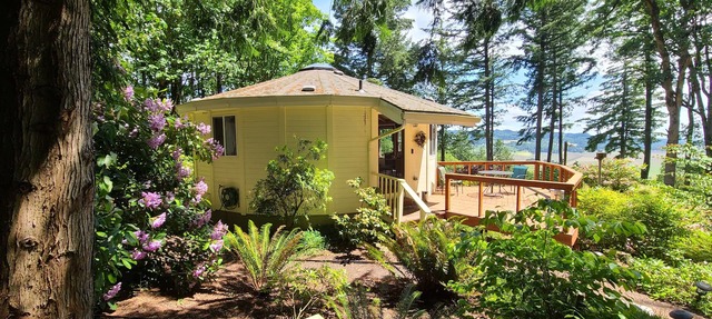 Retreat to wine country in Amity