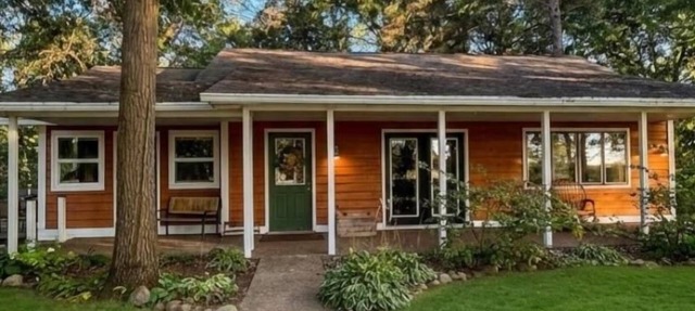 Riverfront 3BR cottage in Brainerd’s Vacationland. Stunning Nokasippi River sunsets, fully stocked kitchen, fire pit, 10 min to downtown. Perfect for families, groups & remote workers. in Brainerd