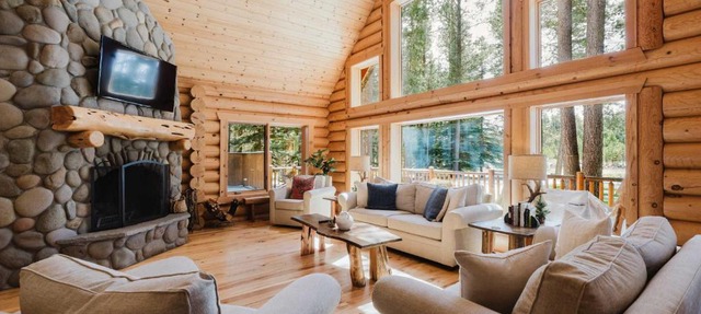 Riverfront log cabin style home with full kitchen deck washer & dryer and WIFI in Bend