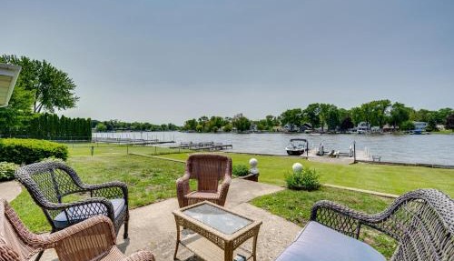 Riverfront McHenry Home w/Dock & Kayaks in McHenry