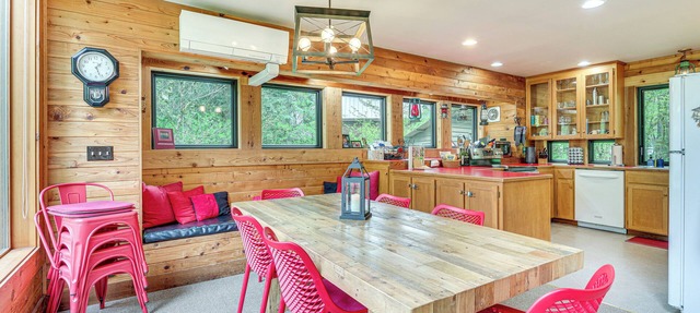 Riverfront Skykomish Cabin w/Private Hot Tub! in Skykomish