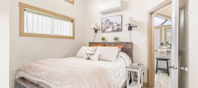 Romantic Tiny Home with Pond, Pier & Firepit in Denison