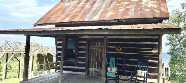 Rustic cabin with modern amenities overlooking Lake Guntersville. in Dutton