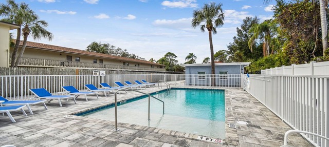 Rustic Tiny Home on Pinellas Trail w/Heated Pool! Walk or Bike to Downtown Dunedin! in Dunedin