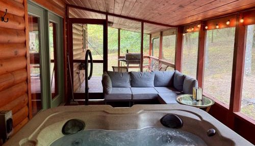 Screened Hot Tub & Peacocks Nearby in Carbondale