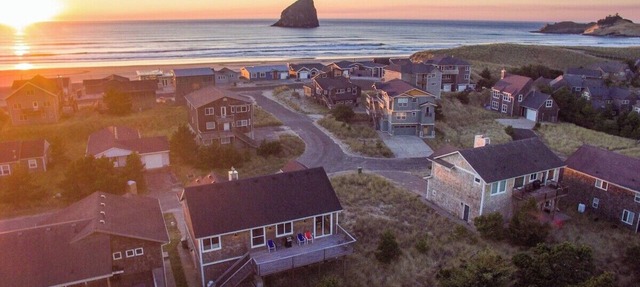 Sea Mist Hot tub, block to beach, great deck. 4BR in Pacific City