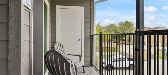 SEC Station ~ Efficient & Cozy for a small group! in Bryan