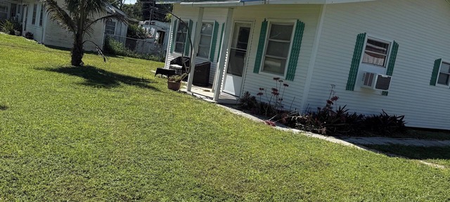 Secluded private 2-bedroom house in Estero walking distance to Starbucks etc. in Estero