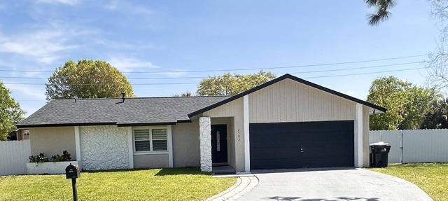 Sleeps 10 + Pool and Fully Fenced Yard plus enjoys 2 King Rooms in Orlando