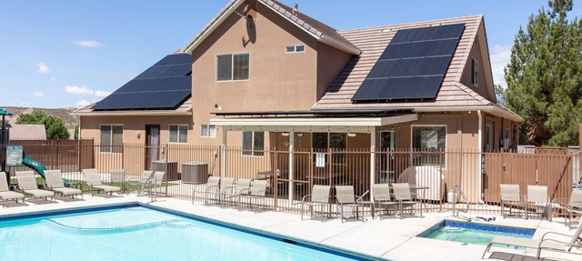 Sleeps 32! Great for Families, Private Fenced Pool, Spa/Hot Tub, Play Gym, BBQ in La Verkin