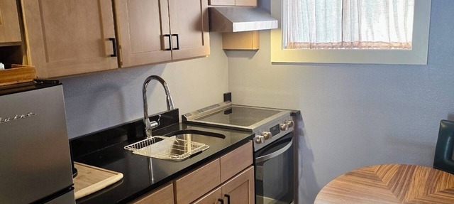 Soothing 1-bedroom waterfront studio with AC in charming Howey-in-the-Hills in Howey-in-the-Hills