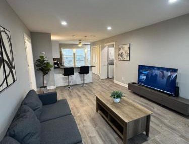 Spacious 2BR Apt with Balcony and 2 King Beds Sleeps 6 in South Beloit