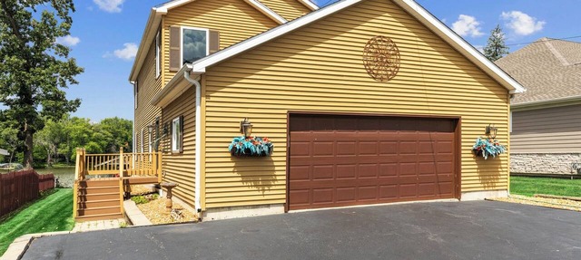 Spacious & Comfortable 3 bedroom +loft home in McHenry on the Fox River sleeps 8 in McHenry
