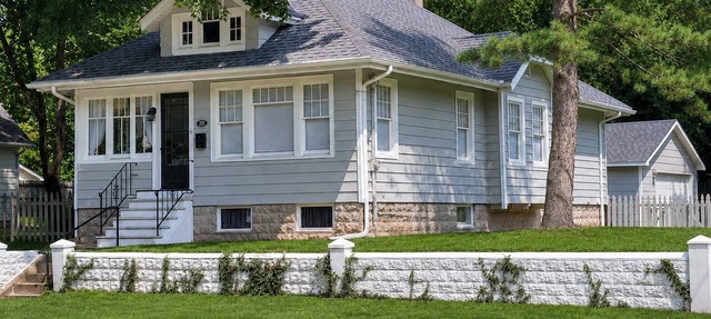 Spacious Group Retreat 4BR + Bunk Room, Sleeps 12, 2 Living Rooms, Fenced Yard in South Beloit