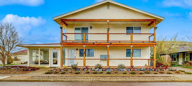 Spacious multi-unit coastal getaway, close to the river and downtown, with WiFi in Florence