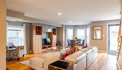 Spacious Row Home next Transit near Downtown w Parking in Chicago