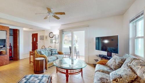 Spacious Seaside Cottage w/Sunroom – 1-Minute Walk to Vilano Beach in St. Augustine