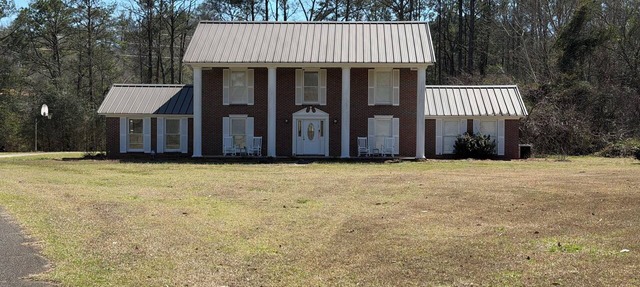 Spacious secluded 5-bedroom estate on 5 acres with lake access. in Eufaula