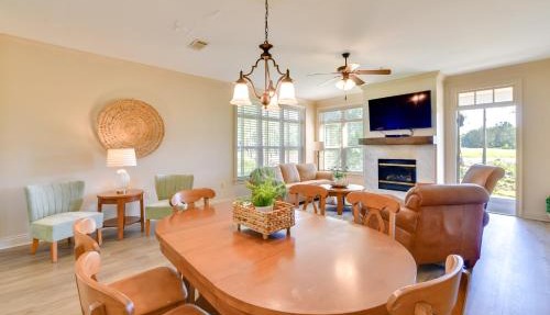 Spacious Springfield Home w/Golf Course View! in Springfield