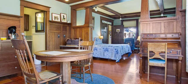 Spacious Studio Downtown! (Explorer's Suite) in Friday Harbor
