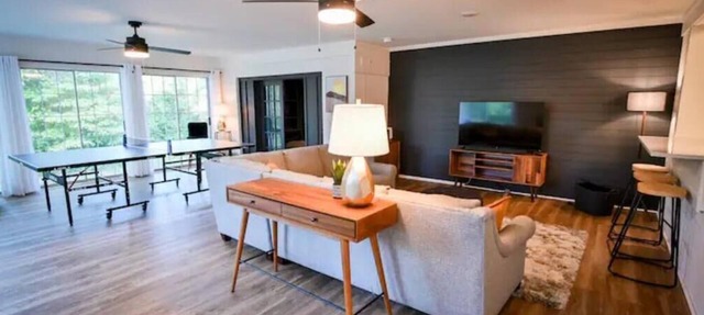 Spacious, Town Square, Theatre Room! 4 bed/2 bath Private Home on town square in Covington