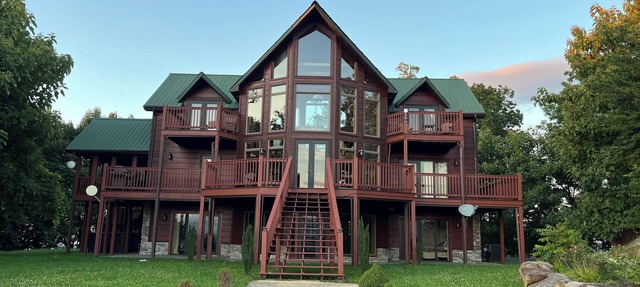 Spectacular 360° Valley Views! 10min to Pigeon Forge, HotTub/PoolTable in Sevierville