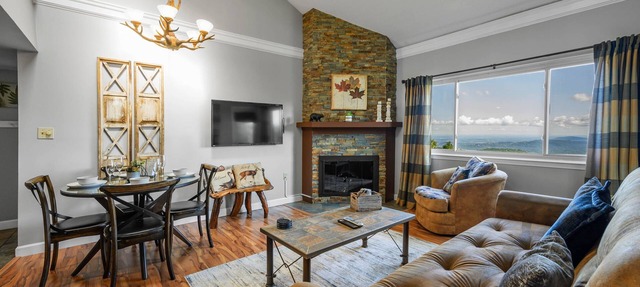 SPECTACULAR VIEWS⭐️FastWiFi/HotTub/Sauna/Seasonal Pool/3.5 miles to Gatlinburg in Gatlinburg