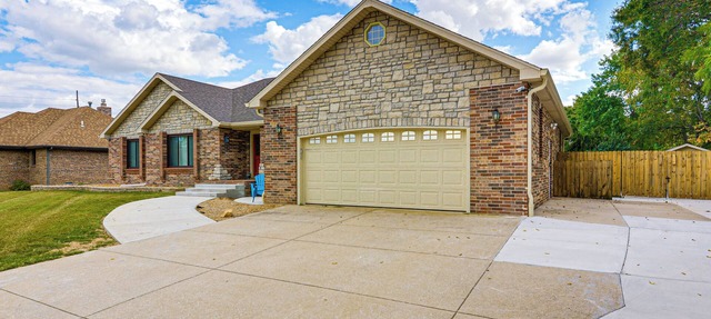 Springfield Apt w/Home Theater & Pool Table! in Springfield