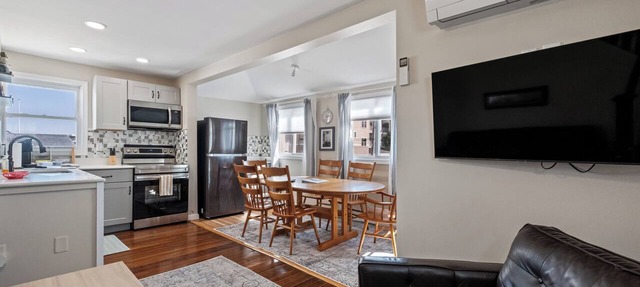 Steps to Hampton Beach and all entertainment! 4 bedrooms, pet friendly! in Hampton