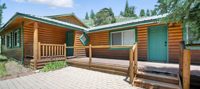 Stunning Log Cabin Close to Panguitch Lake in Panguitch