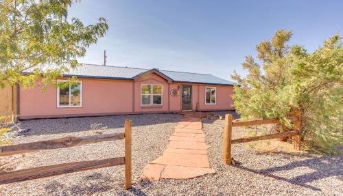 Stunning Views: Quiet Bluff Home Near Hiking! in Bluff