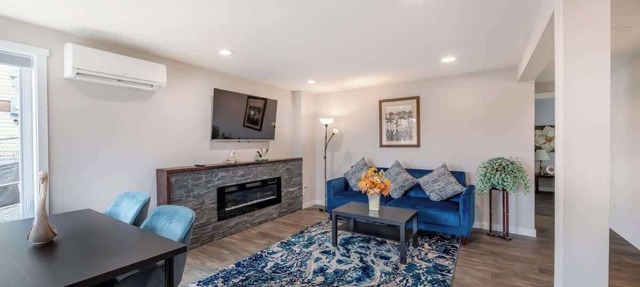 Stylish 2B1B Lower unit @ Prime Capitol Hill Spot in Seattle